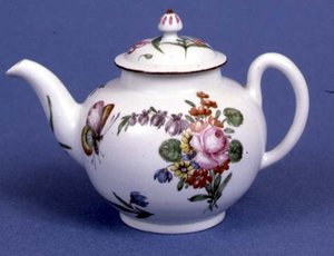 Worcester theepot van bolvormig model beschilderd met polychrome email met bloemen en insecten door English School